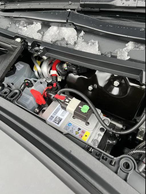 Tesla Model 3 / Y equipped with AMD chips began to be delivered in North America, and there are 12V lithium-ion batteries